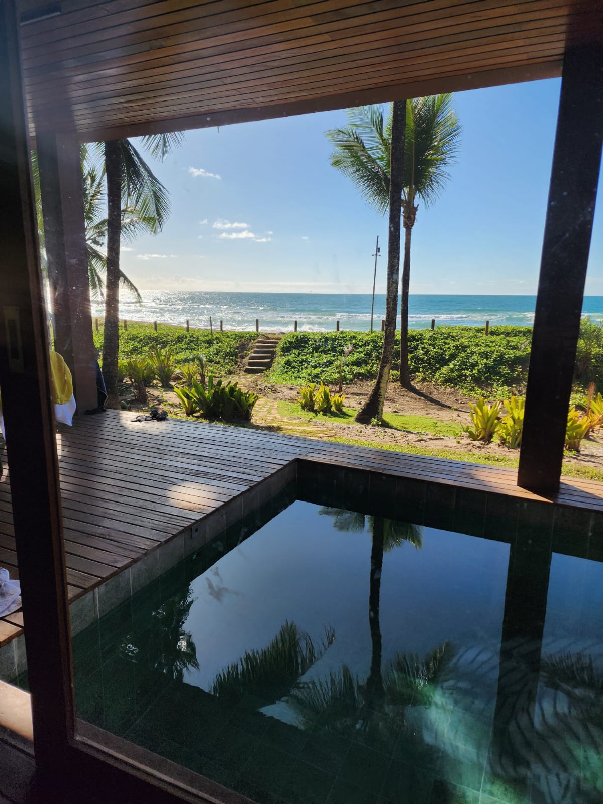 Piscina privativa de borda em pedra com vista direta para o mar
