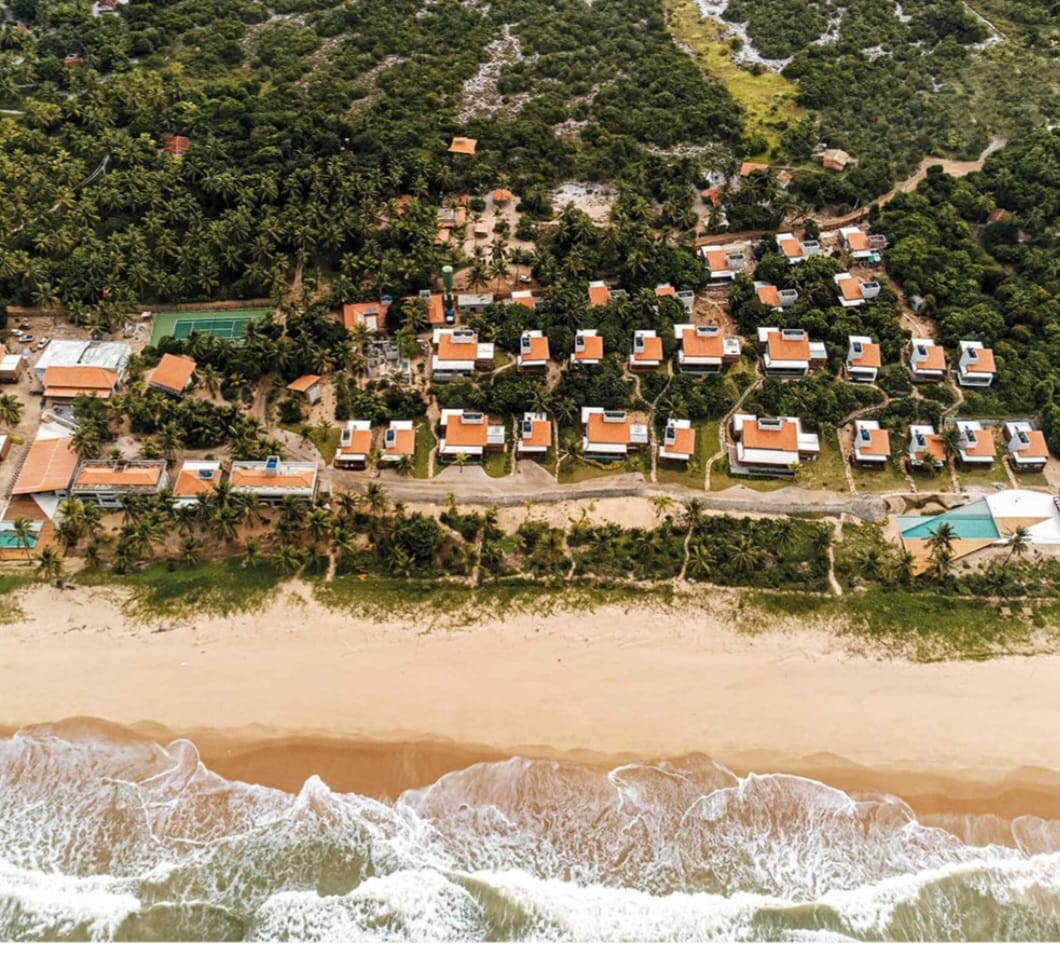 Vista aérea do condomínio Alma Maraú entre a Mata Atlântica e o oceano